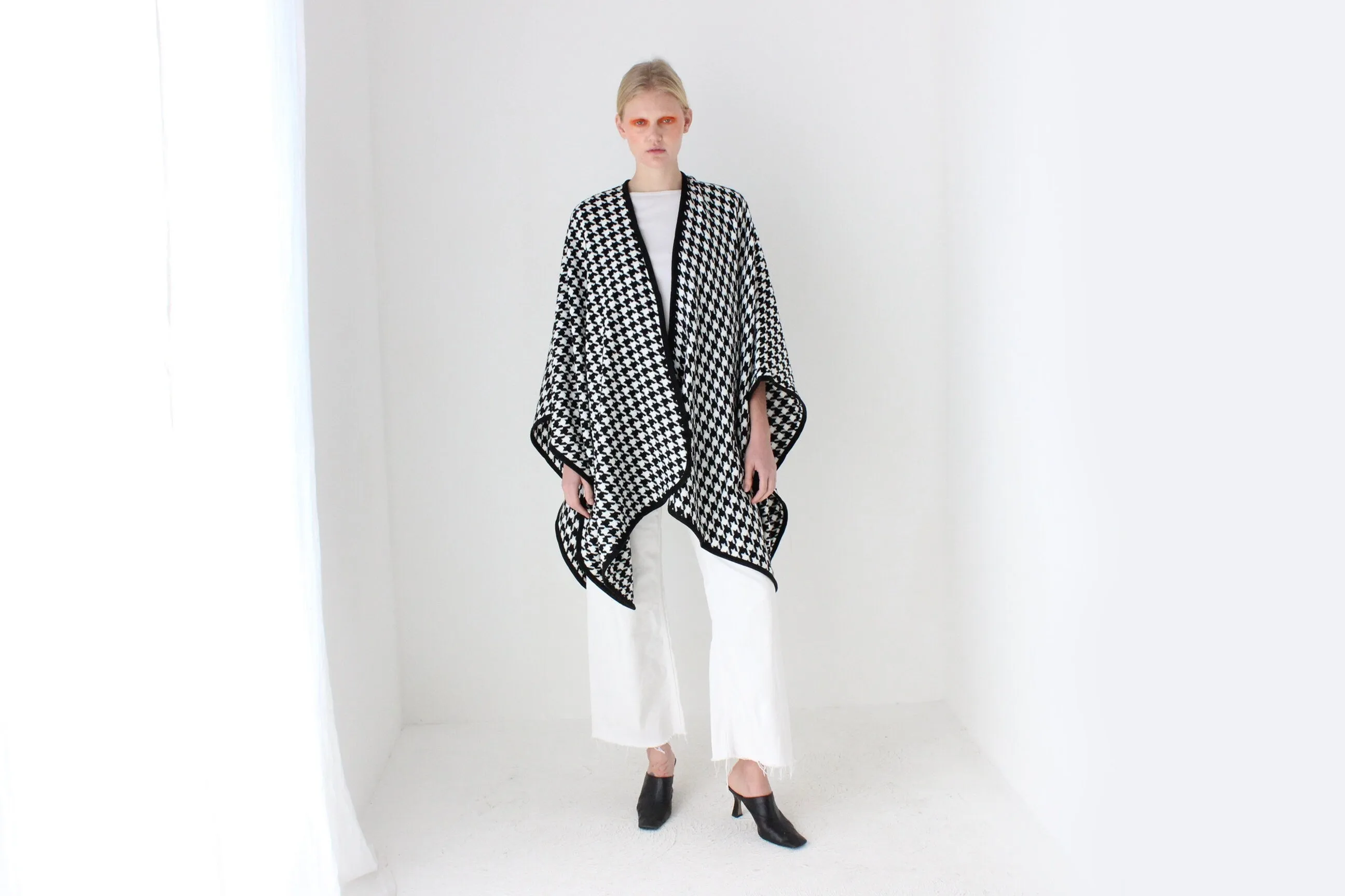 90s Deadstock Black & White Houndstooth Knit Shawl / Wrap