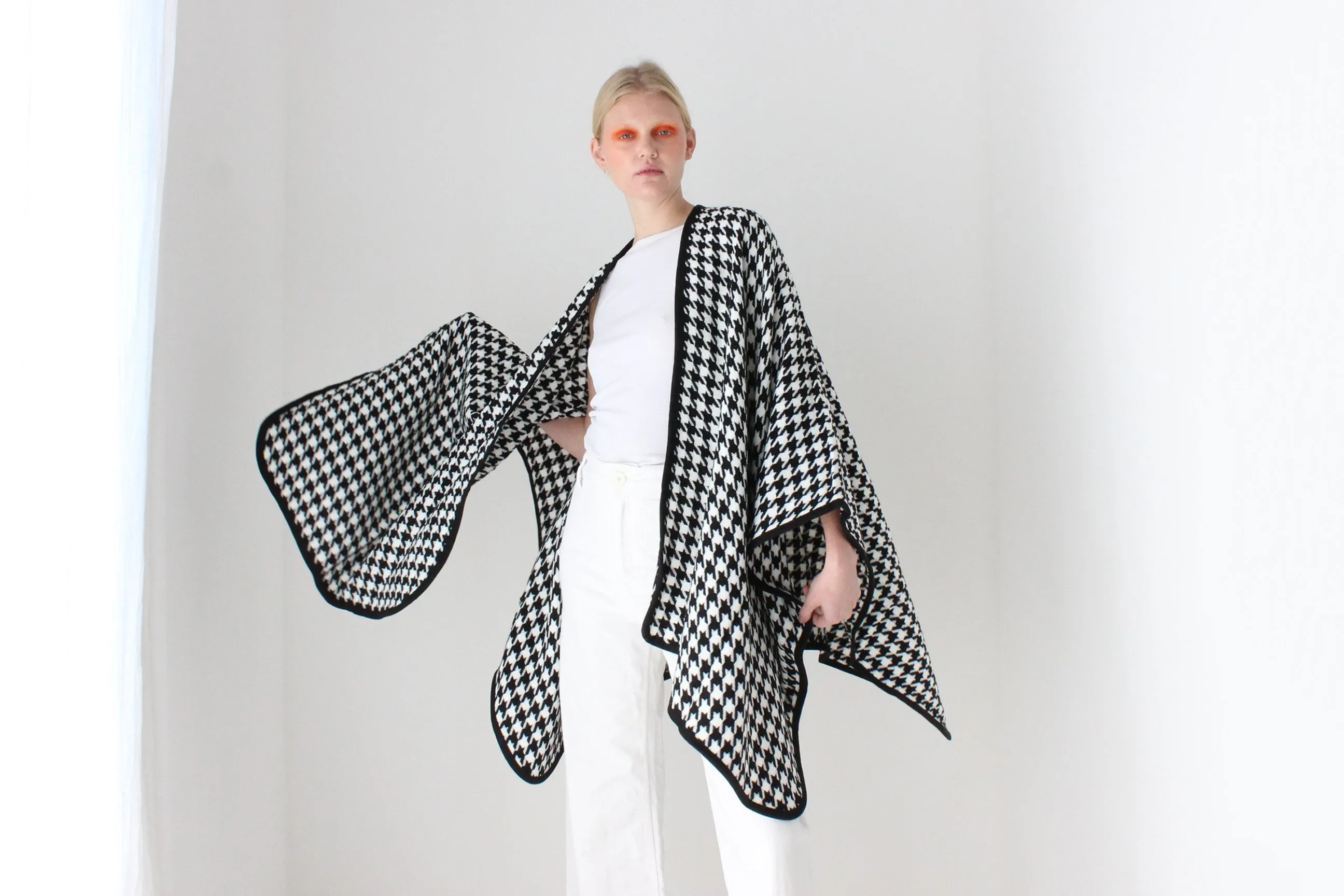 90s Deadstock Black & White Houndstooth Knit Shawl / Wrap