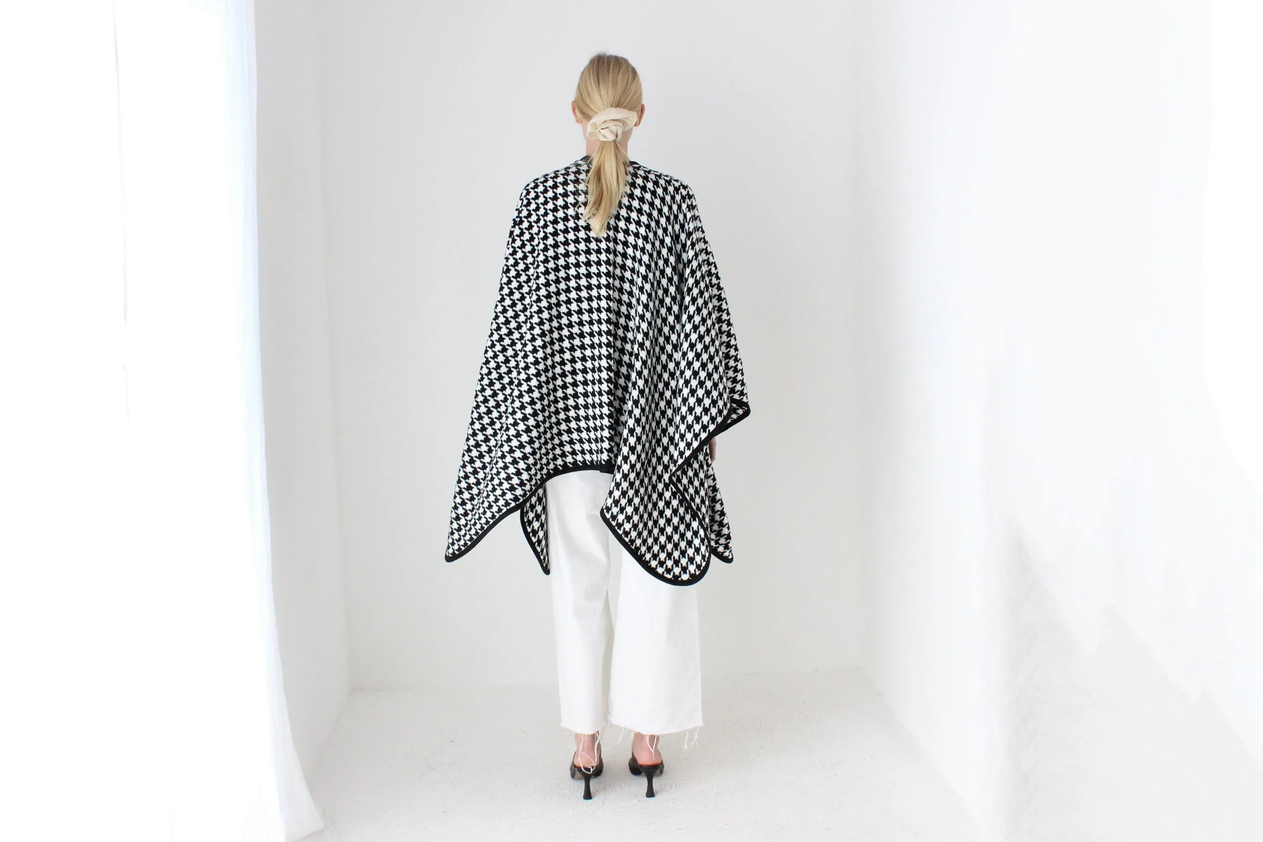 90s Deadstock Black & White Houndstooth Knit Shawl / Wrap