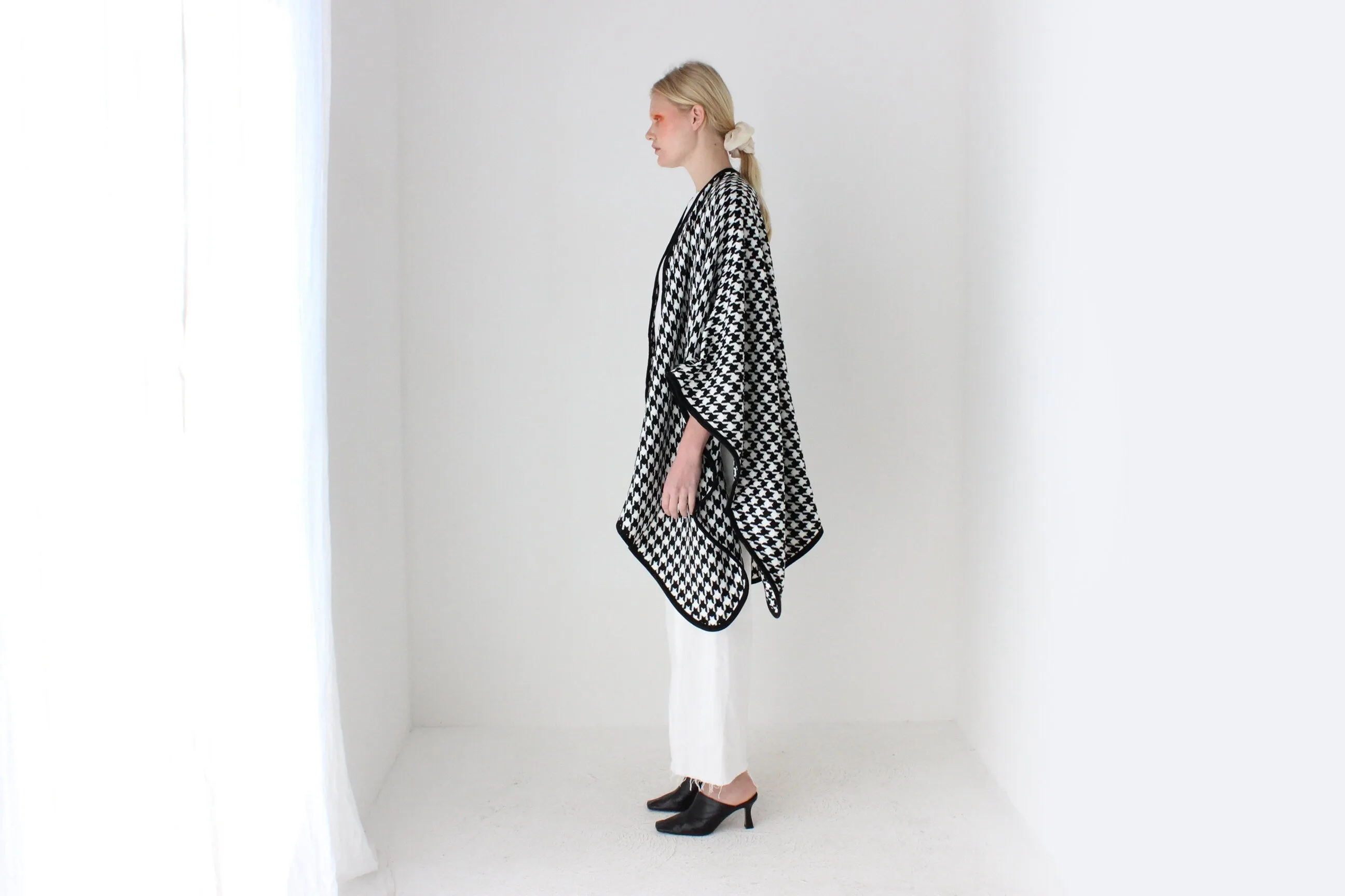 90s Deadstock Black & White Houndstooth Knit Shawl / Wrap