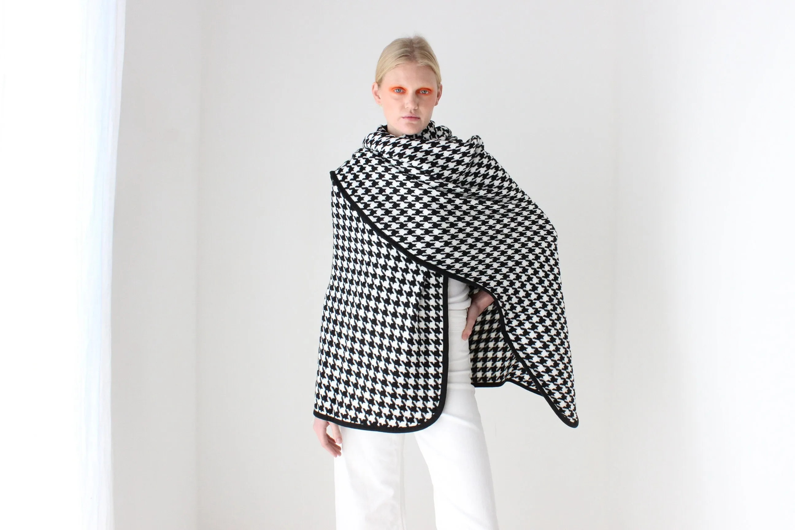90s Deadstock Black & White Houndstooth Knit Shawl / Wrap