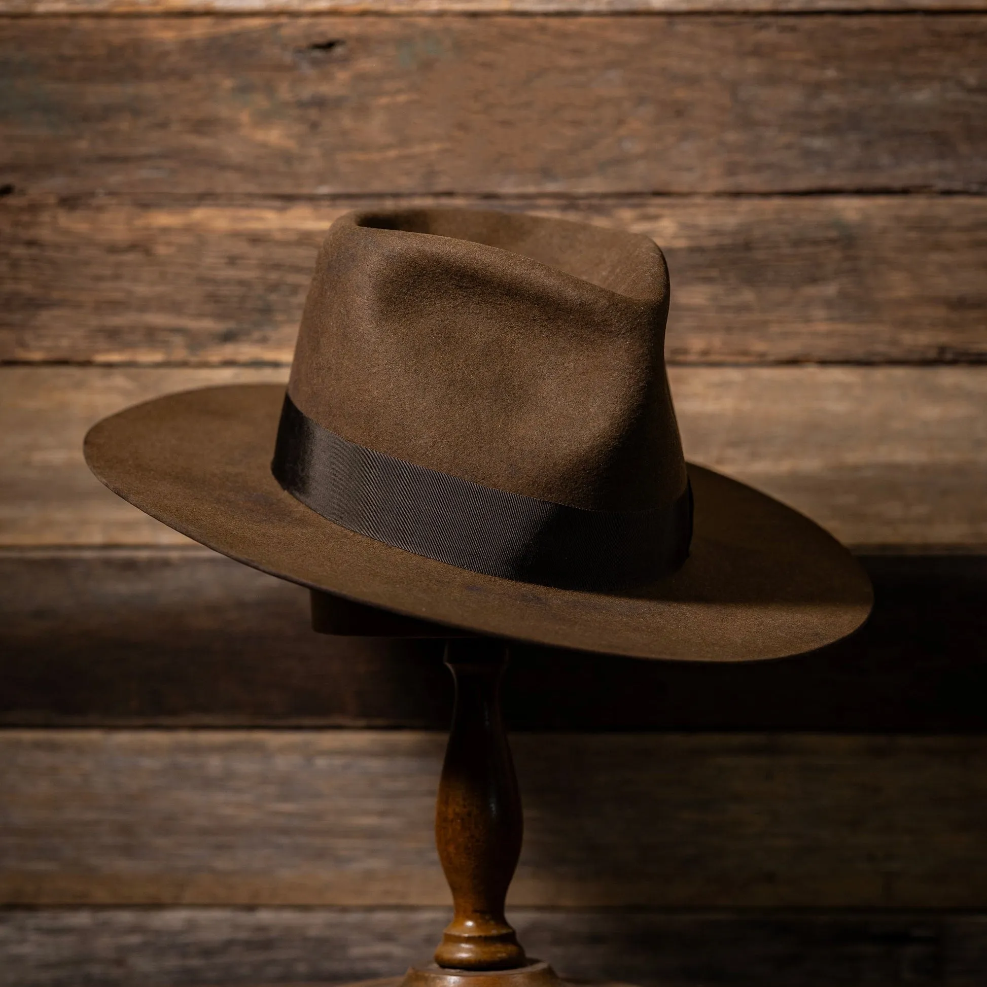 Chic Felt Fedora-Brown